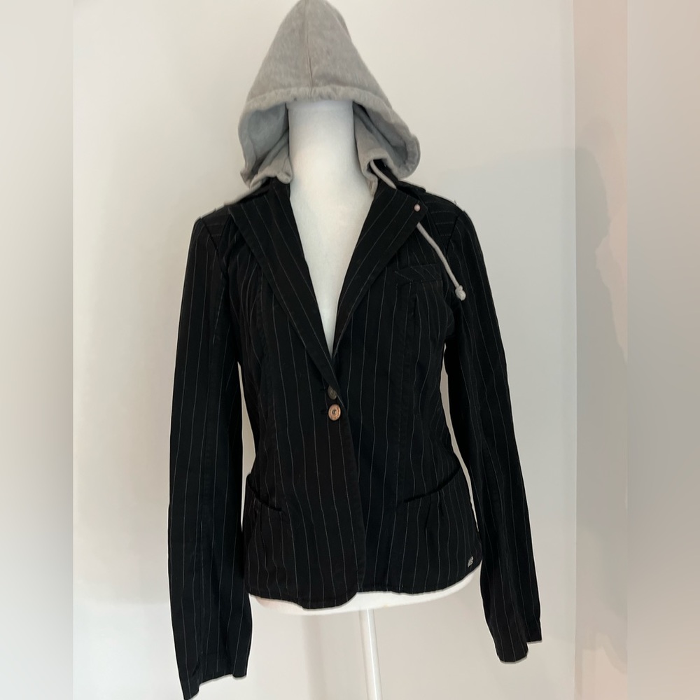Black & white long sleeves blazer with a removable hat
